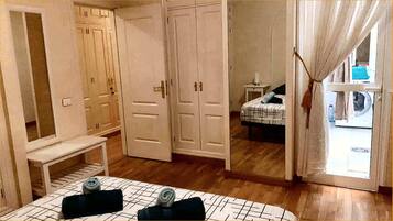 2 chambres, bureau, chambres insonorisées, fer et planche à repasser