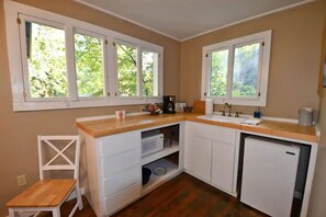 Refrigerador, microondas, cafetera y tetera y tostadora 