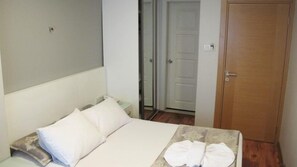 Habitación clásica doble | Escritorio, espacio para trabajar con un portátil, ropa de cama