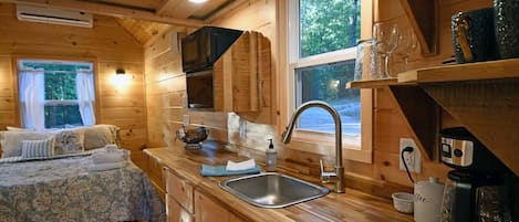 Geladeira, micro-ondas, cafeteira/chaleira