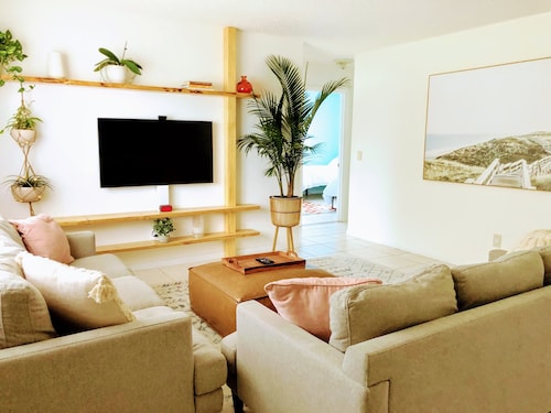 3 Bedroom 2 Bath House with pool - Close to the beach and downtown