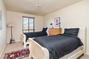 2 bedrooms, desk, iron/ironing board, free WiFi - Fort Marcy 06 | Walk to Plaza | Kiva Fireplace | Full Kitchen | Hot Tub | Pool | Single Level (Santa Fe)