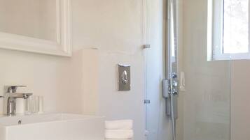 Dusche, Haartrockner, Handtücher, Toilettenpapier