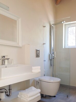 Dusche, Haartrockner, Handtücher, Toilettenpapier