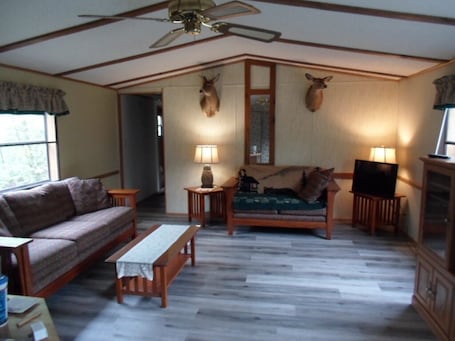 テレビ、DVD プレーヤー、ビデオライブラリ. Welcome to Full Moon Cabin in the Woods