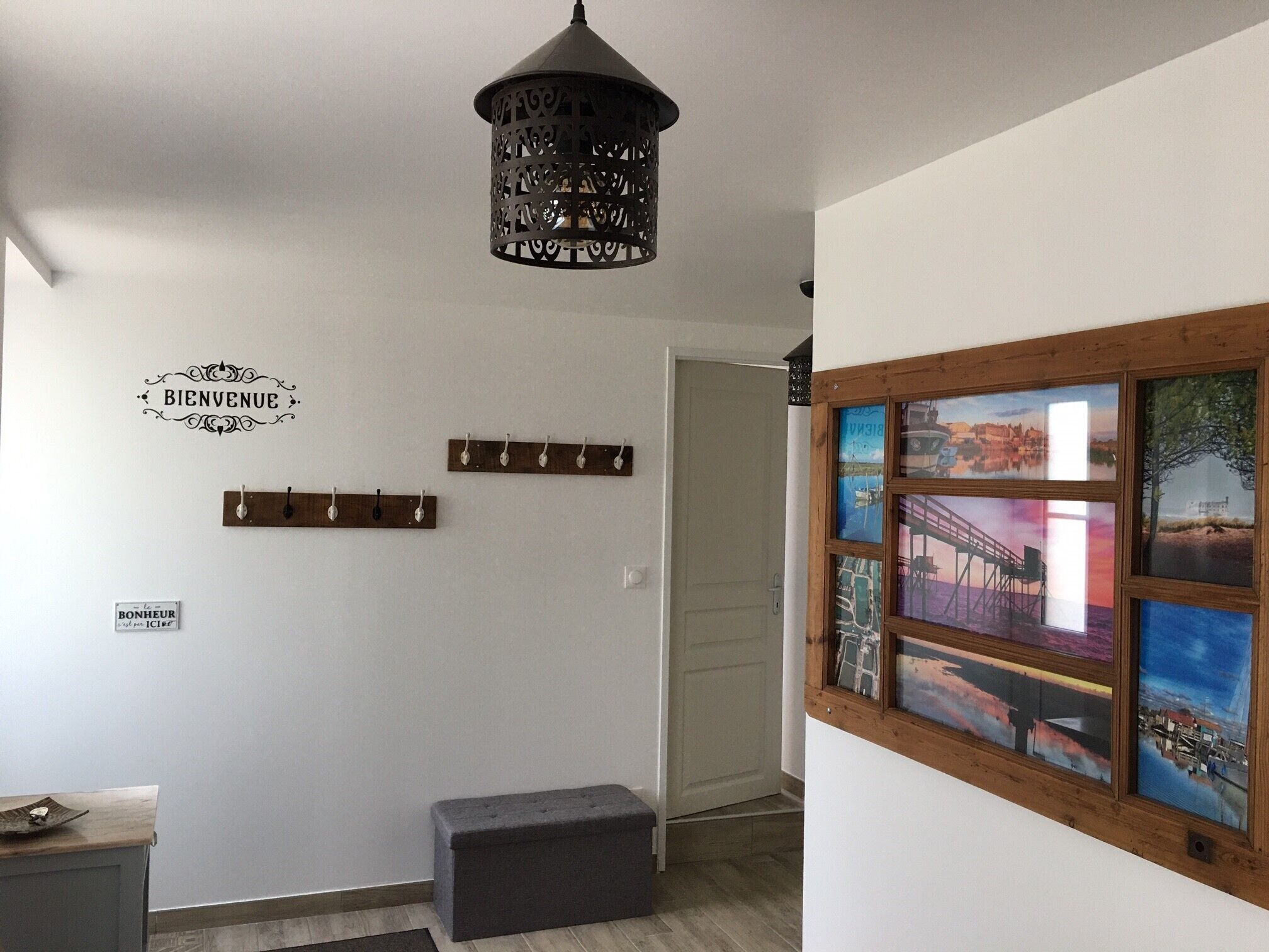 entrée du gite qui dessert la pièce de vie , un petit salon, sde, wc et étage 