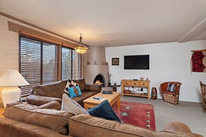 Smart TV, fireplace, DVD player, books - Fort Marcy 25 | Walk to Plaza | Kiva Fireplace | Full Kitchen | Hot Tub | Pool | 2 Levels (Santa Fe)