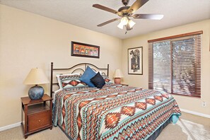 2 bedrooms, desk, iron/ironing board, free WiFi - Fort Marcy 28 | Walk to Plaza | Fireplace | Kitchen | Hot Tub | Pool | End Unit | Single Level (Santa Fe)