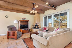 Smart-TV, peis, DVD-spiller og bøker