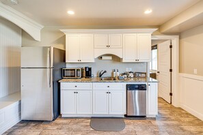 Fridge, microwave, dishwasher, coffee/tea maker - La Verkin Family Apartment - 21 Miles to Zion! (La Verkin)