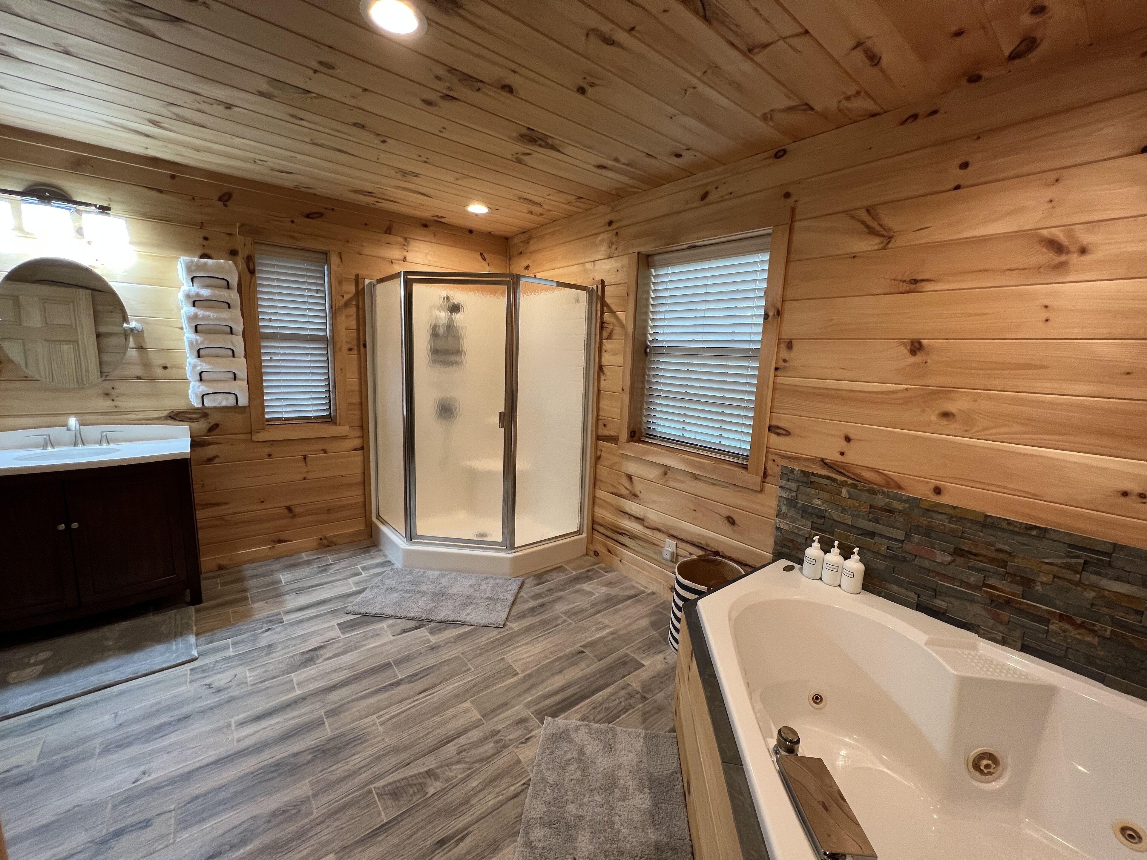 Combined shower/bathtub, jetted bath, towels, soap