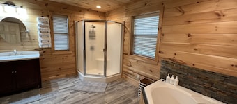 Large house on the lake sleeps 16!