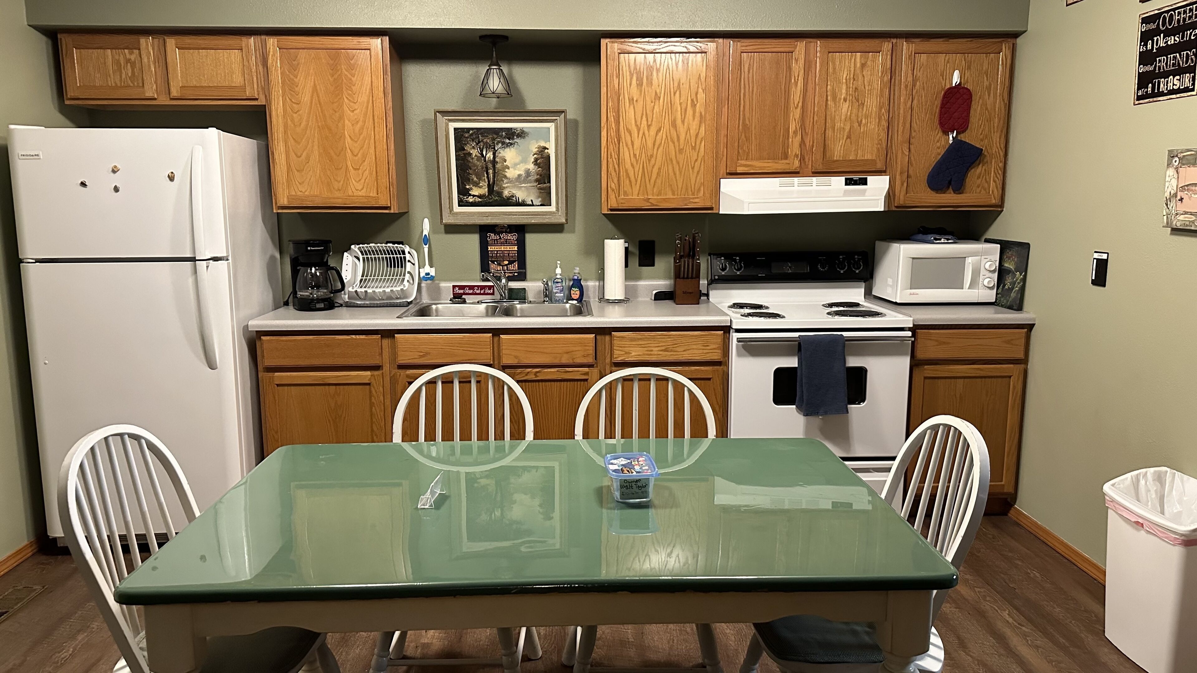 Riverside Cabin: White River is 110 ft away with Riverview 1 King Bed Wifi Barbq