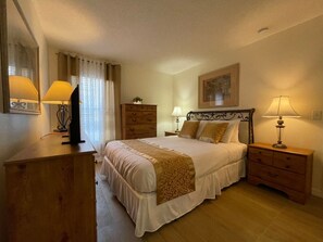 5 bedrooms, desk, travel cot, WiFi - #925 Stunning LakeFront Spa/Pool Disney/Universal (Kissimmee)