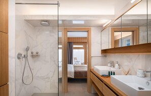 Combined shower/bathtub - Cozy home in Omis with sauna (Omis)
