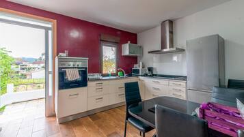 Een oven, een kookplaat, een vaatwasser