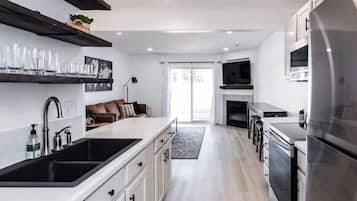 Kühlschrank, Mikrowelle, Ofen, Herdplatte