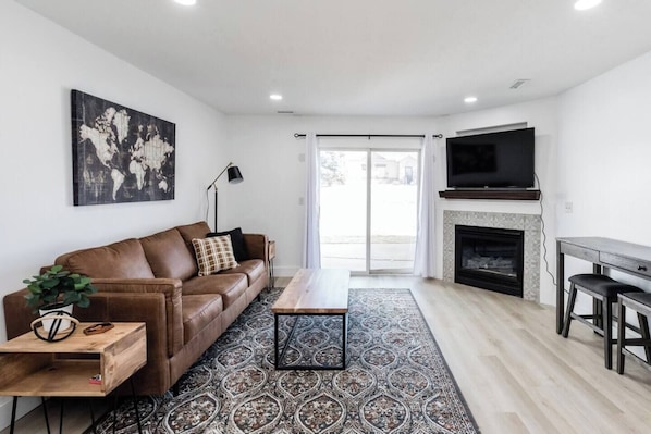 TV, fireplace