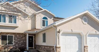 This condominium is a 2 bedroom(s), 1 bathrooms, located in North Logan, UT.