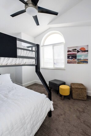 2 habitaciones, tabla de planchar con plancha y cuna de viaje 