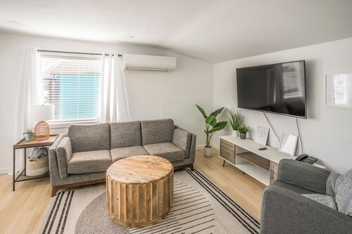 Newly Renovated, Private Backyard with Hot Tub