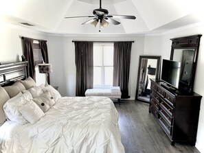 4 bedrooms, desk, iron/ironing board, free WiFi