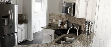 Kjøleskap, mikrobølgeovn, ovn og kokeplater