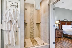 House, Multiple Beds, Hot Tub, Pool View | Bathroom | Towels, toilet paper