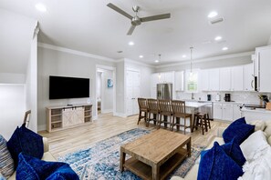 Smart TV, video games, stereo - Villa De Estrella: Free golf cart, 2min to beach, Heated pool, Private backyard (Miramar Beach)