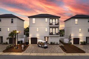 Exterior - Villa De Estrella: Free golf cart, 2min to beach, Heated pool, Private backyard (Miramar Beach)