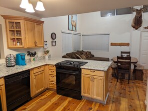 Réfrigérateur, four à micro-ondes, un four, surface de cuisson