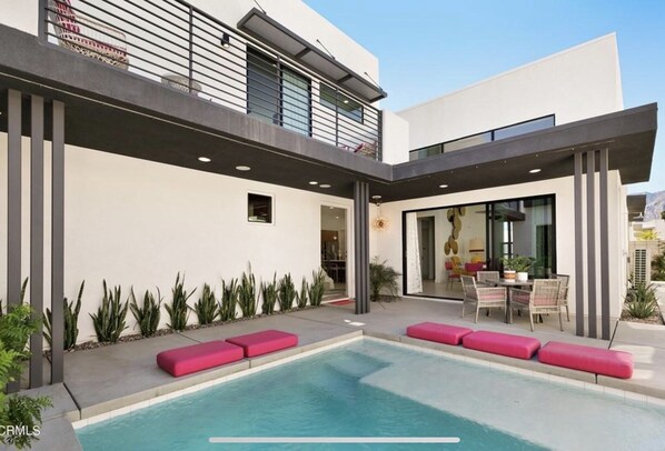 室外游泳池，恒温泳池