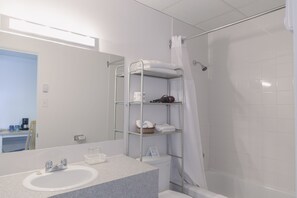 Comfort Room, 1 Katil Ratu (Queen), Sea View | Bilik Mandi | Pengering rambut, tuala disediakan 