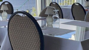 Comedor con vistas a un lago y montañas.