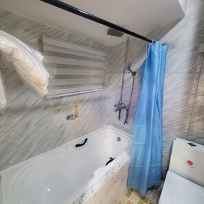 Combined shower/bathtub