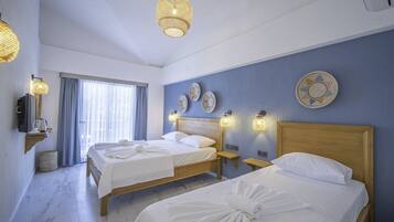 Suite familiar, 2 habitaciones, vistas parciales al mar | Ropa de cama de alta calidad, minibar, caja fuerte y cortinas opacas