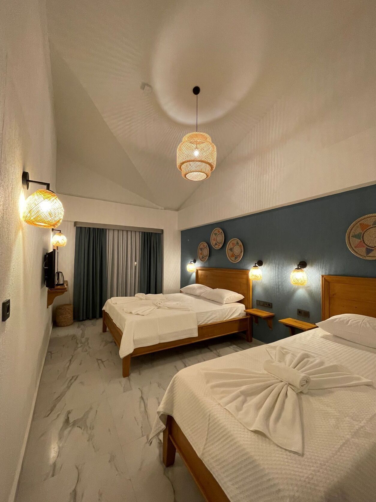 Suite familiar, 2 habitaciones, vistas parciales al mar | Ropa de cama de alta calidad, minibar, caja fuerte y cortinas opacas