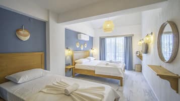 Habitación triple estándar | Ropa de cama de alta calidad, minibar, caja fuerte y cortinas opacas