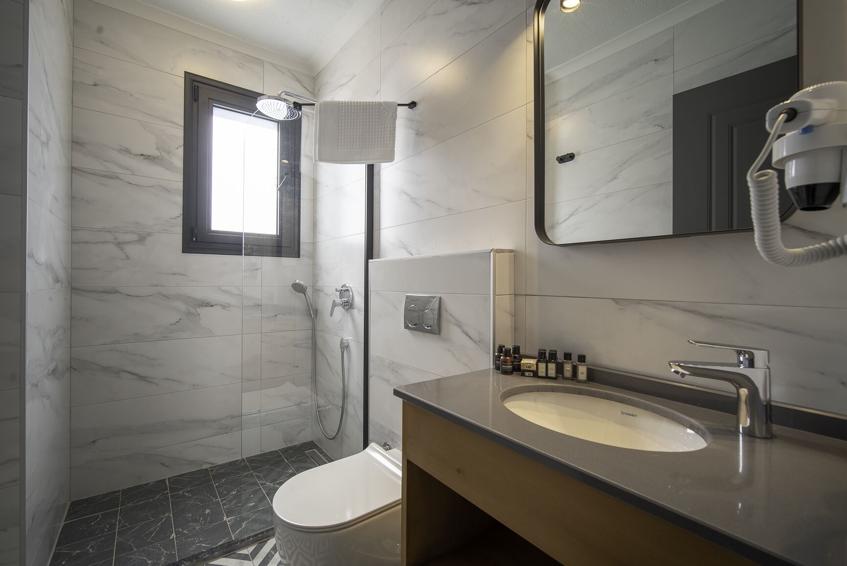 Shower, rainfall showerhead, free toiletries, hair dryer