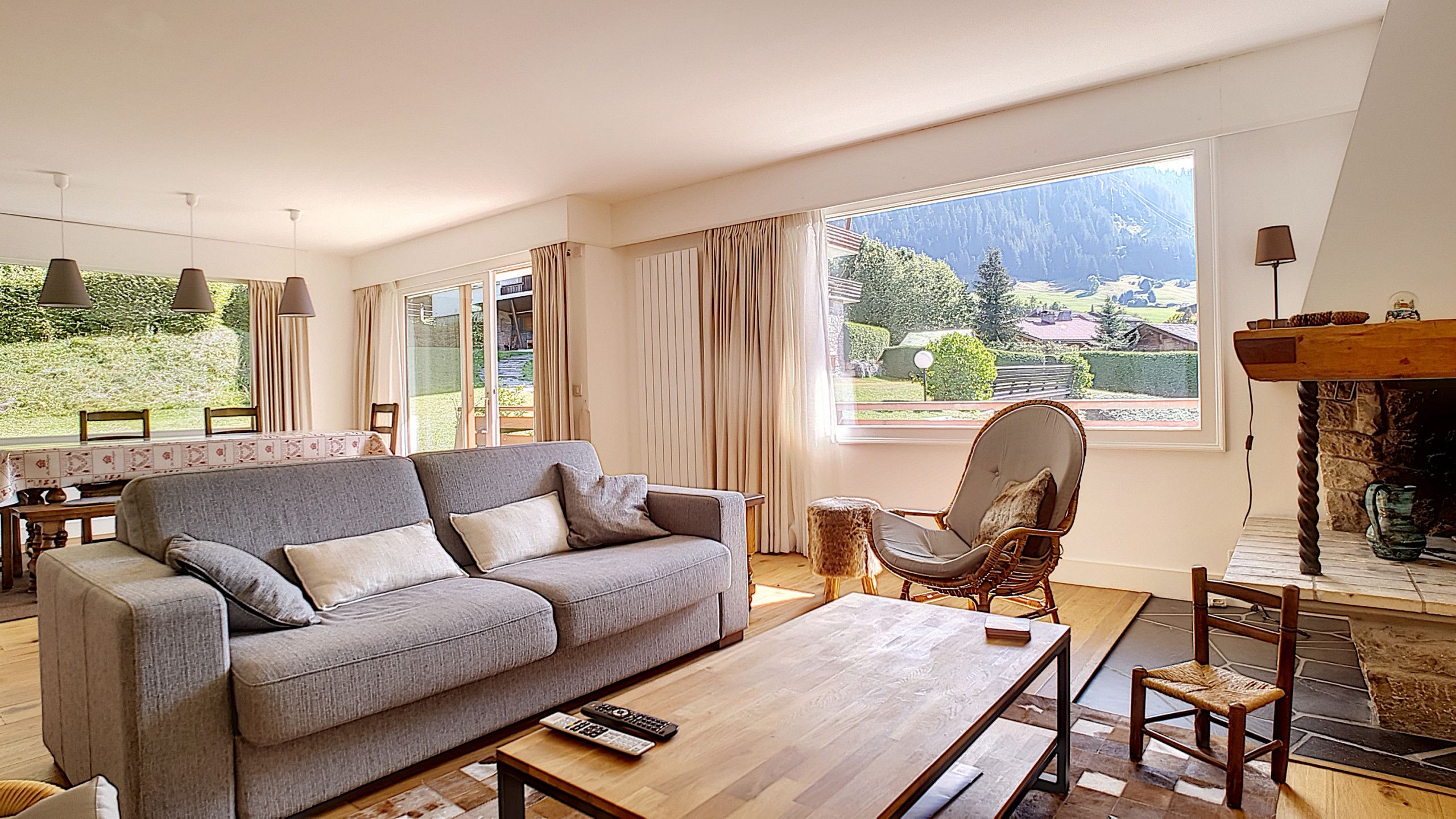 Un salon comprenant un canapé, des fauteuils, une table basse et une cheminée.