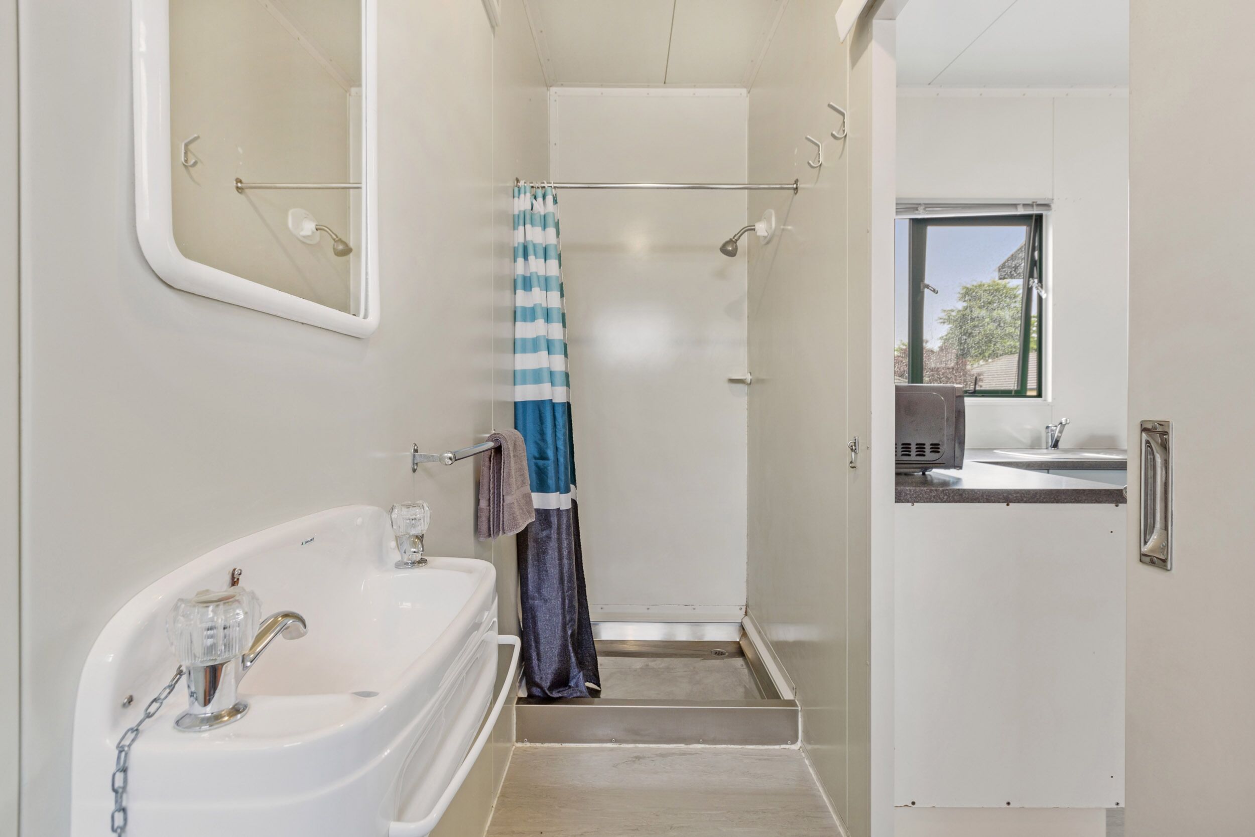Superior Quadruple Room | Bathroom