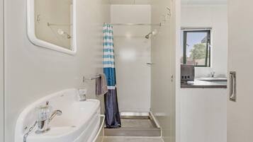 Superior Quadruple Room | Bathroom
