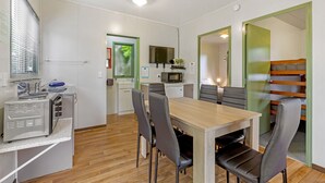 Superior Cabin | Living area - Hamilton City Holiday Park (Hamilton)