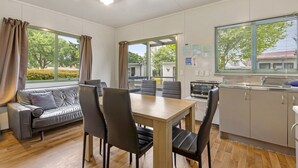 Superior Cabin | In-room dining - Hamilton City Holiday Park (Hamilton)