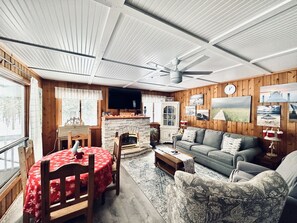 Téléviseur, foyer, livres