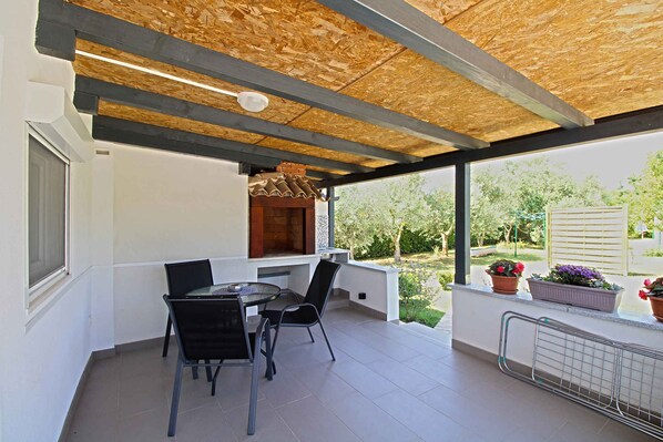 Outdoor dining - Holiday home with air conditioning (Pula)