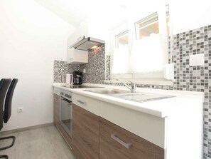 Fridge, oven, stovetop, coffee/tea maker - Holiday home with air conditioning (Pula)