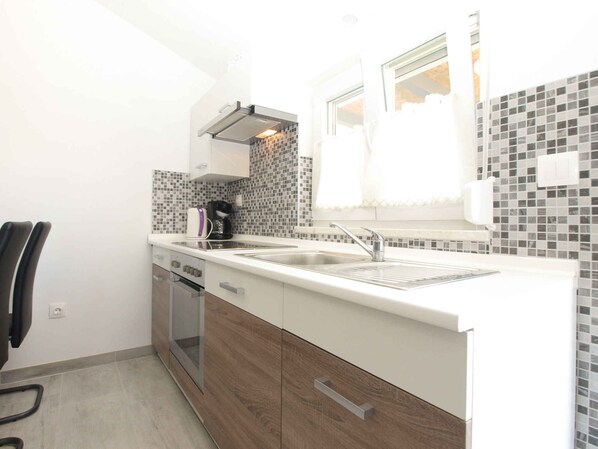 Fridge, oven, stovetop, cookware/dishes/utensils