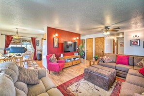 TV, fireplace, books - Eco-Friendly Escape in Cortez - Pets Welcome! (Cortez)