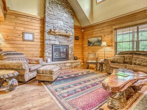 Living room - Zigzag Mountain Lodge (Rhododendron)